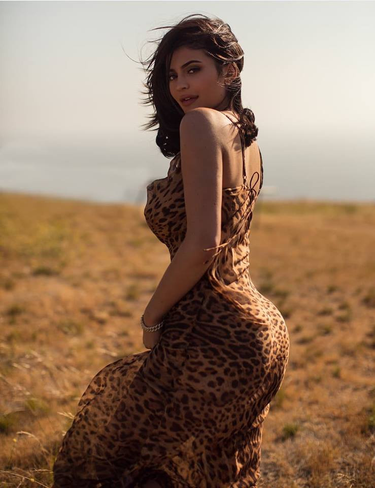 Kylie Jnner như một chú báo xinh đẹp, đầy quyến rũ và ngọt ngào khi diện váy hai dây.