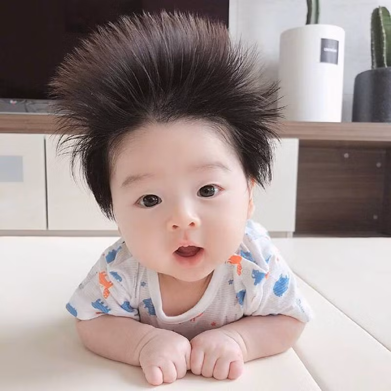Nhìn cậu bé giống như một chú nhím con siêu đáng yêu vậy!