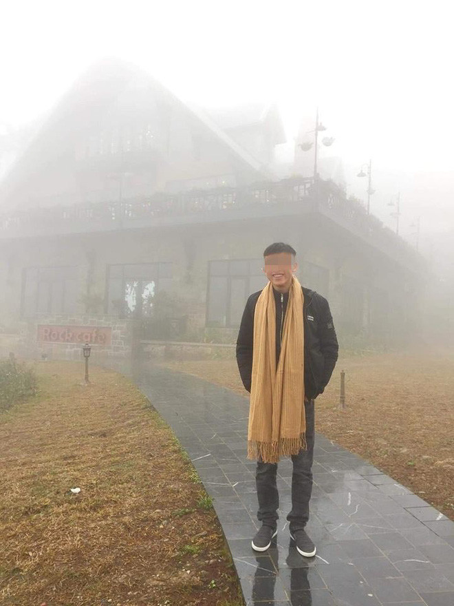 Nam thanh niên và chiếc khăn quàng gây chú ý.