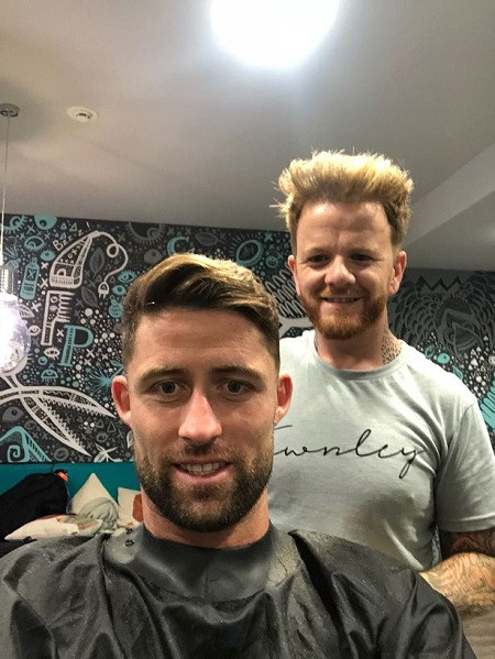 Simon Townley chụp ảnh cùng Gary Cahill.&nbsp;