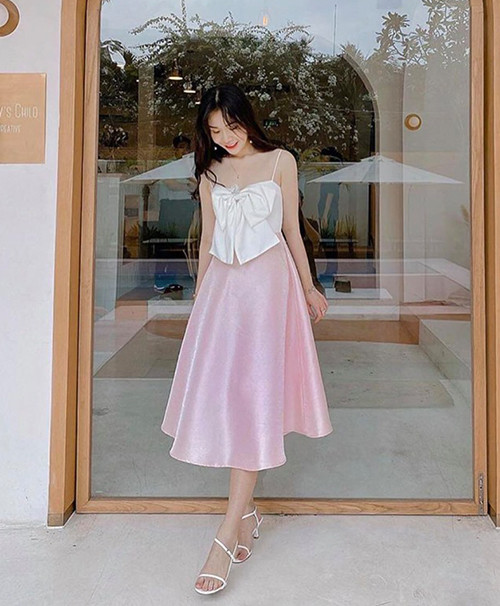 Áo hai dây đính nơ được các cô gái yêu thích trong những buổi tiệc cuối năm, giúp người mặc trông sang trọng mà vẫn trẻ trung.