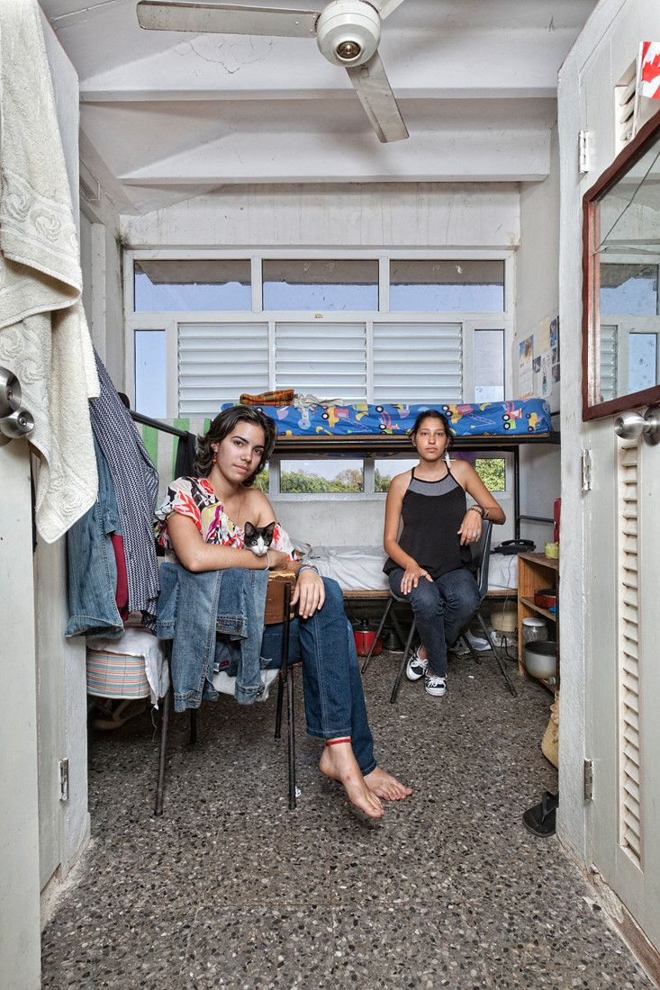 Leticia và Claudia cũng là 2 sinh viên Cuba. Leticia học về diễn xuất trong khi bạn cùng phòng Claudia lại nghiên cứu về kỹ thuật âm thanh. Ảnh: Henny Boogert.