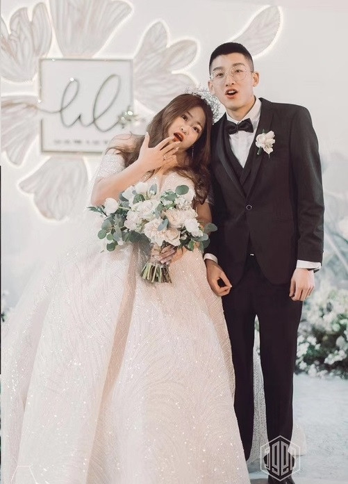 "Anh yêu em, vậy nên dù trên thế giới có rất nhiều cô gái cao hơn em, gầy hơn em, đẹp hơn, dễ thương hơn em thì trong lòng anh chỉ có em".