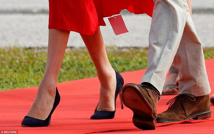 Với lỗi nhỏ này, Công nương Meghan, người nổi tiếng với gu thời trang tinh tế, có lẽ đã “mất điểm” một chút trong mắt người hâm mộ. Ảnh: Reuters