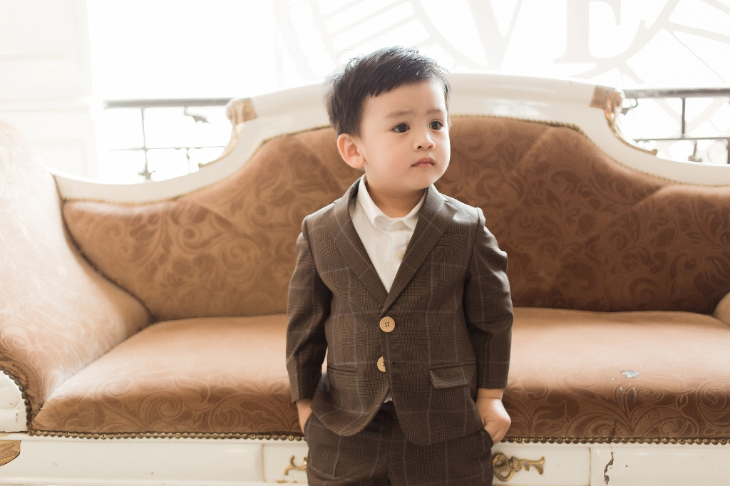 Cậu nhóc gần tròn hai tuổi nhưng cực kì bạo dạn với ống kính. Vì thế buổi chụp hình chỉ diễn ra vỏn vẹn một tiếng đồng hồ trong ngày cuối tuần khi Louis nghỉ học.