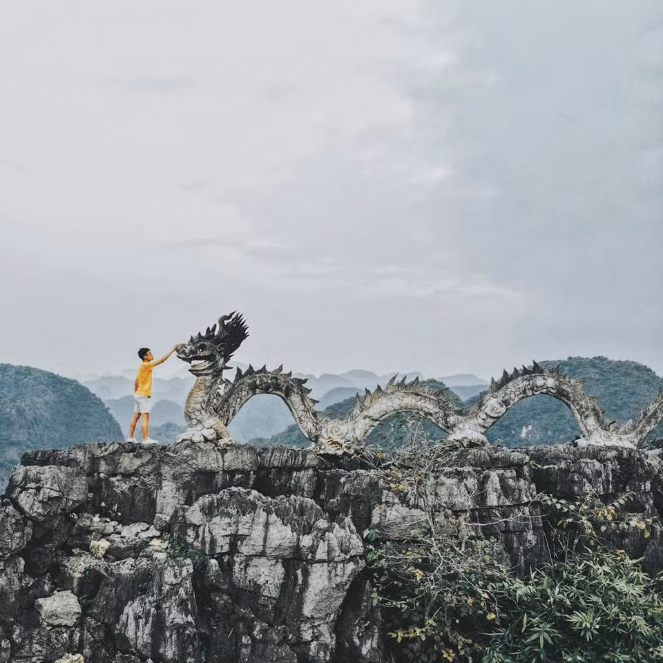 Vào ngày có nắng và đặc biệt là những lúc trời đẹp như hoàng hôn,nhìn thấy Tam Cốc từ trên đỉnh núi Múa thì hết ý luôn đấy!