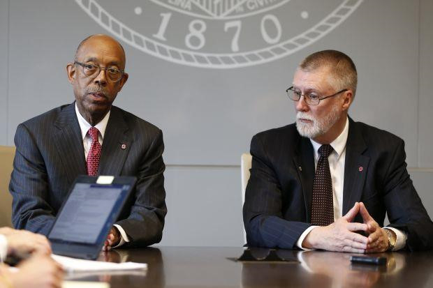 Giám đốc Đại học bang Ohio Michael Drake (trái), người công bố báo cáo điều tra hôm 17/5. Ảnh: Wall Street Journal.