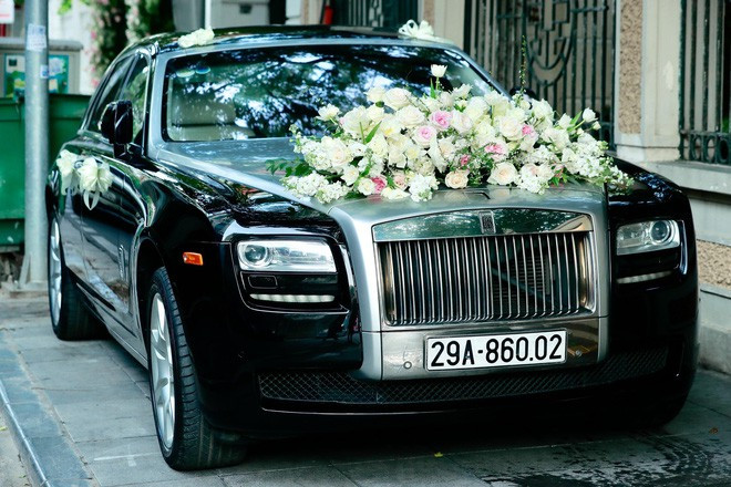 Cận cảnh chiếc xe đón dâu Rolls Royce màu đen trị giá gần 30 tỷ đồng.