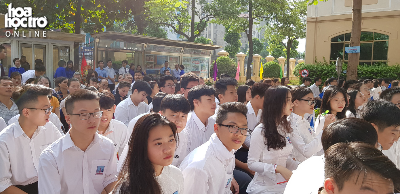 Trong khi các chị lớn nữ tính với tà áo dài truyền thống.