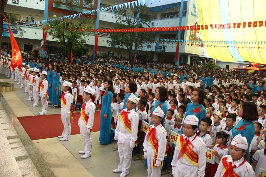 Cô và trò hân hoan ngày khai giảng.