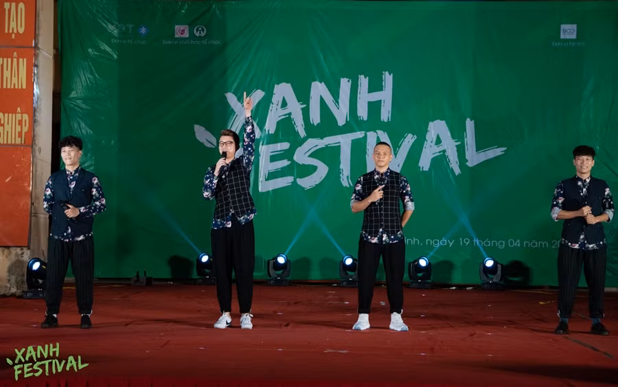 Xen kẽ trong chương trình là phần biểu diễn của các ca sĩ.