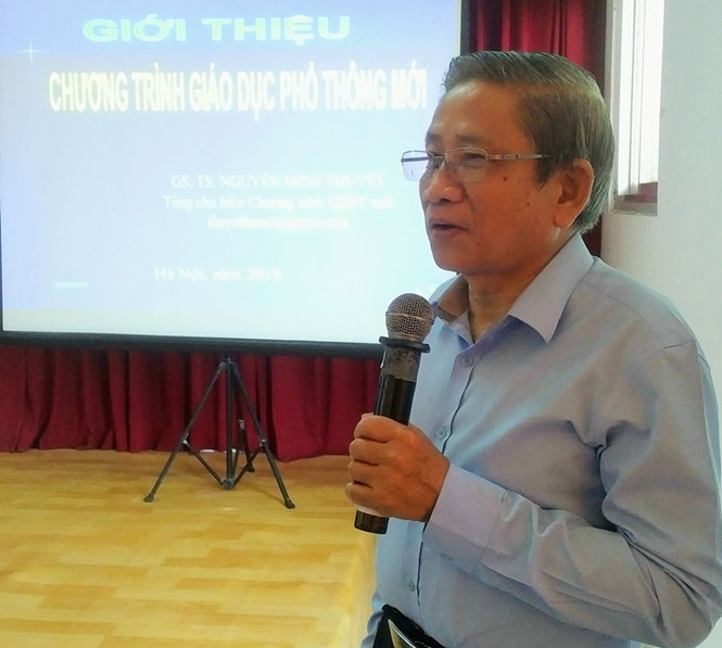 GS Nguyễn Minh Thuyết trao đổi về chương trình, SGK mới ngày 29.9. Ảnh: ĐĂNG NGUYÊN.
