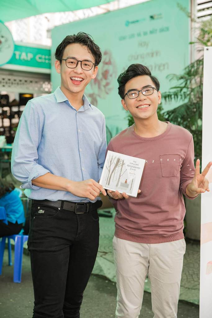 MC Quang Bảo quyết định không nhận cát-sê trong buổi họp fan đầu tiên của Minh Dự. Ngoài ra, anh cũng cho biết đây là lần đầu tiên bản thân đồng hành trong một buổi giới thiệu sách cho một nghệ sĩ ngoài anh Tùng Leo.