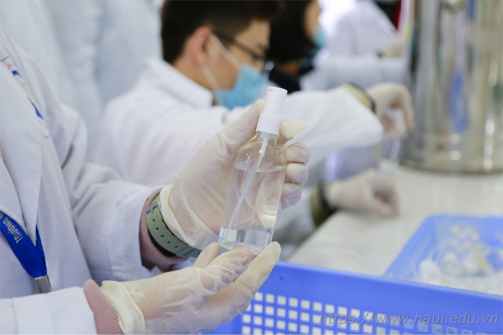 Đeo khẩu trang và rửa tay thường xuyên là những biện pháp hiệu quả hơn hết. Ảnh: Pinterest.