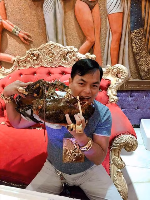 Đồ ăn của vị đại gia này cũng rất đắt tiền.