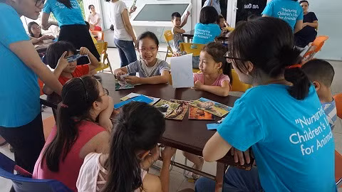 Khi vào CLB, bạn sẽ được "truyền" tình yêu động vật tới các em nhỏ.