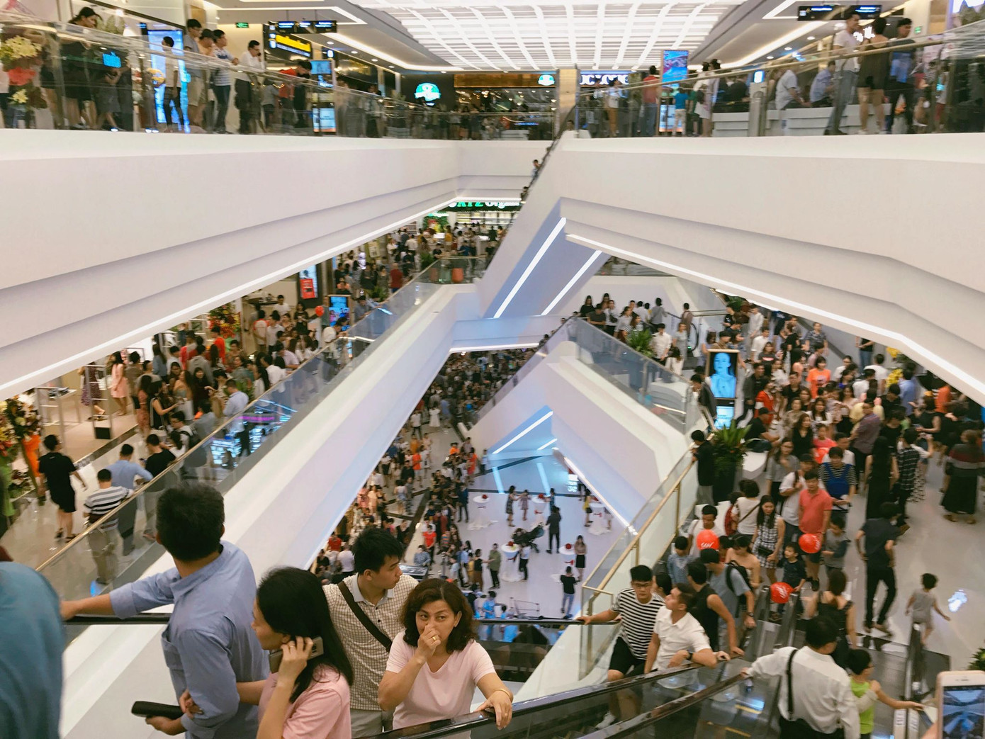 Hàng ngàn người Sài Gòn đã đổ về Landmark 81 trong ngày đầu khai trương.