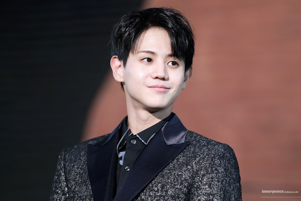 Những idol K-Pop có khuôn mặt nhỏ đến mức chẳng ai dám đứng gần ảnh 11