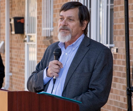 Bác John Parvensky đang nói về mong muốn thực hiện nhiều dự án nhà ở cho người vô gia cư.