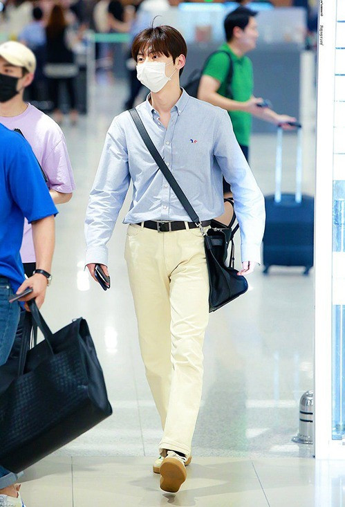 Nổi tiếng là idol chuộng lối sống sạch sẽ, Minhyun luôn xuất hiện chỉn chu với sơ mi cắm thùng nghiêm túc nhưng đầy ấm áp.