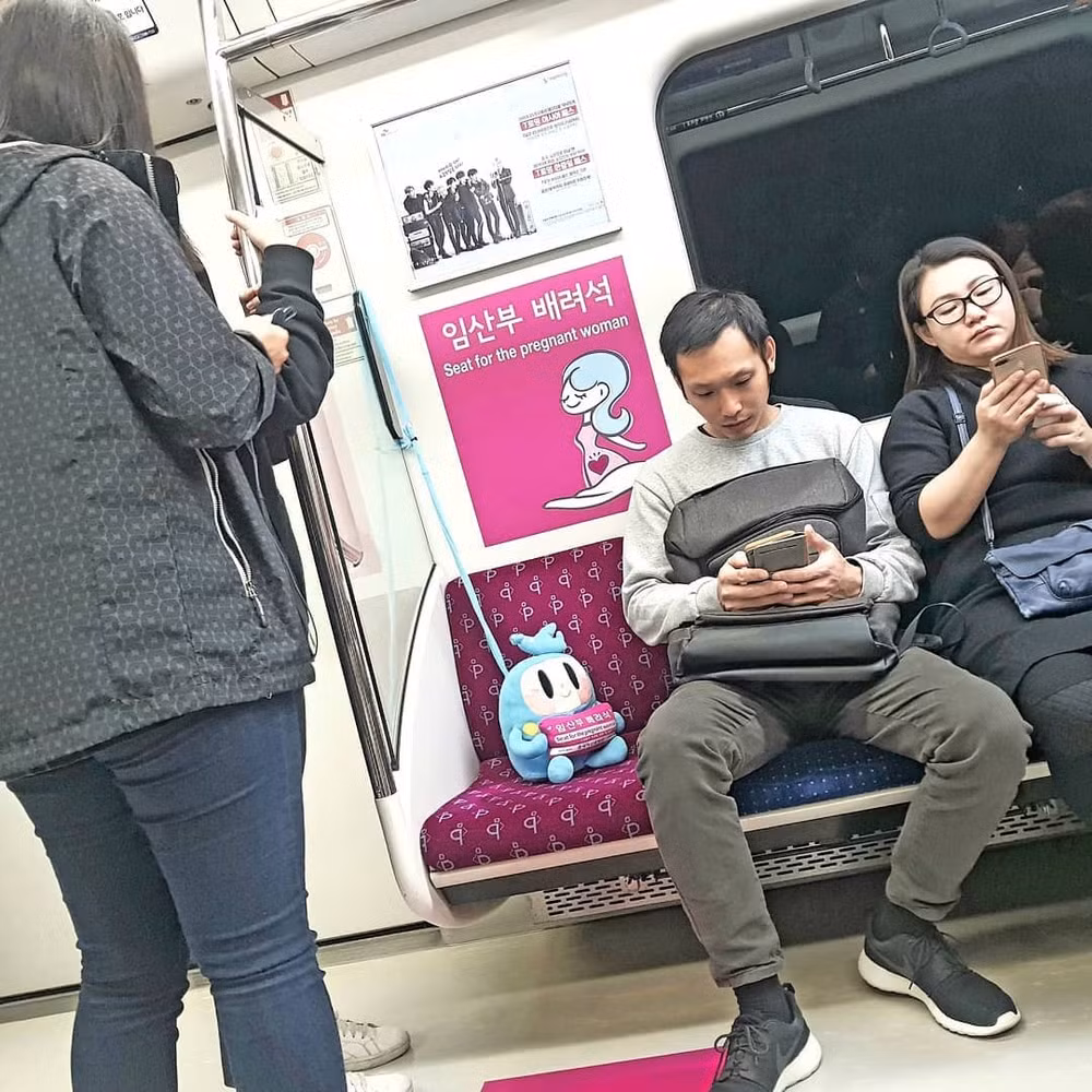 Người ta thà đứng trên tàu điện ngầm chứ nhất định không ngồi vào ghế dành riêng cho phụ nữ mang thai.