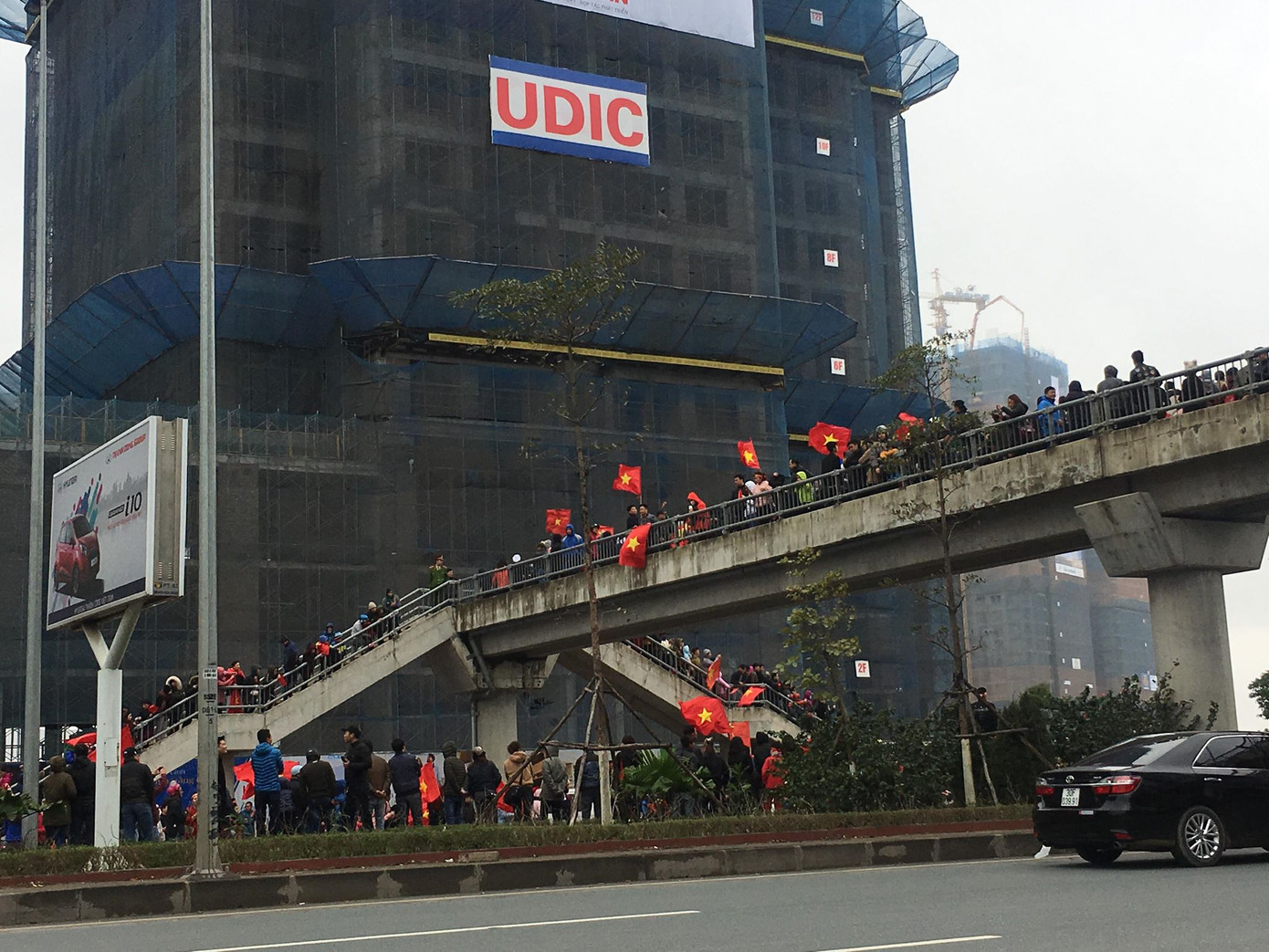 Hà Nội: Hàng chục ngàn người đổ xuống đường và lên sân bay đón U23 Việt Nam trở về ảnh 14