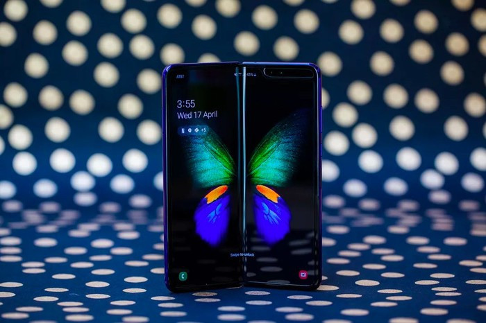 Nhìn những chiếc smartphone như Samsung Galaxy Fold, rõ ràng Apple thực sự… “nhạt nhẽo”. (Ảnh: CNET)