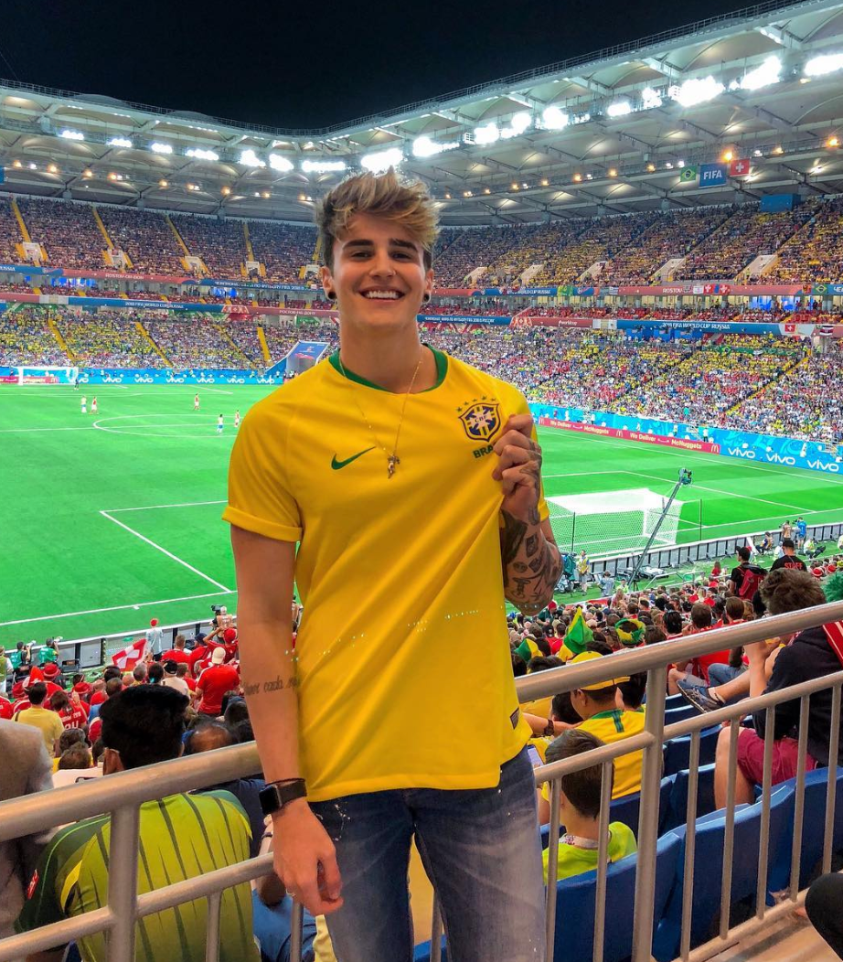 Alex Mapeli từng gây sốt khi xuất hiện ở World Cup.