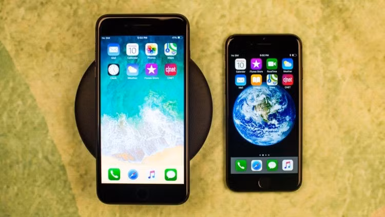 iPhone 8 và iPhone 8 Plus (2017): Điểm nhấn lớn nhất của iPhone 8 và 8 Plus là việc chúng hỗ trợ sạc không dây. Một trong những tính năng Apple cũng theo sau đối thủ quá lâu.