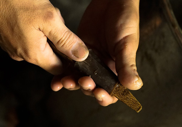 Làm phễu dẫn đồng nóng chảy vào khuôn