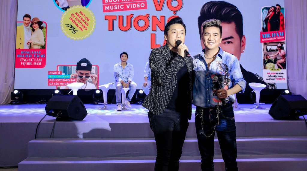 Đàm Vĩnh Hưng gây náo loạn trung tâm thương mại khi ngồi xe hoa, xuất hiện cùng nhiều cô dâu ảnh 9