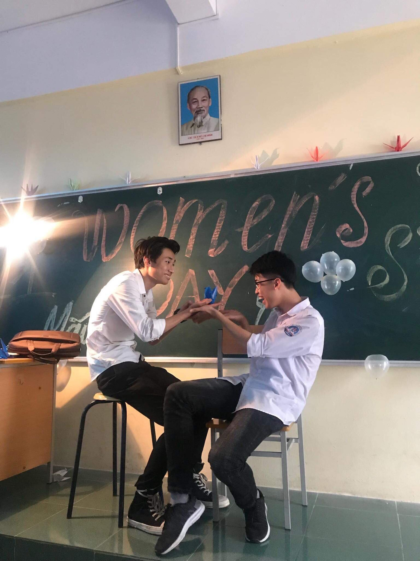 Tụi con gái lúc được tặng quà chắc vui cỡ này chứ gì!