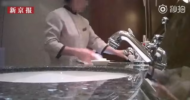 Cảnh dọn vệ sinh không đạt tiêu chuẩn của một nhân viên tại khách sạn 5 sao ở Trung Quốc bị camera kín ghi hình