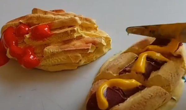 Chiếc bánh đầy nhân dâu và socola "ngon" thế này cơ mà.