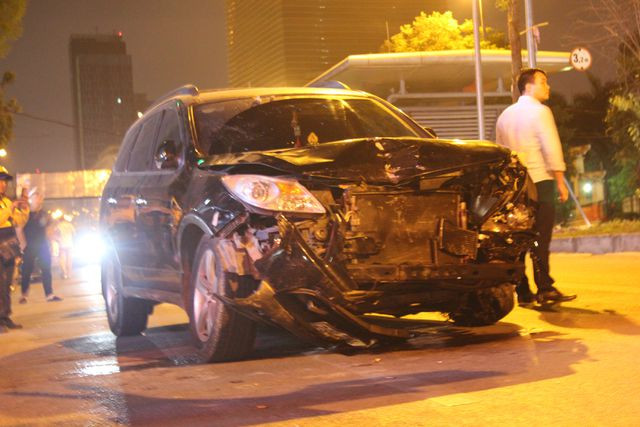 Vụ tai nạn xảy ra khoảng 23h30 đêm qua (22/4). Xe ô tô Hyundai Santafe mang BKS 29A - 784.09 đã tông hàng loạt phương tiện, khiến 1 nữ công nhân tử vong tại chỗ.