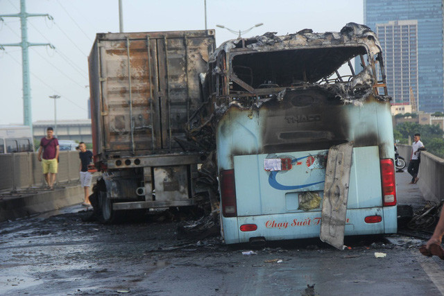 Sau cú va chạm giữa hai xe, cả hai xe đều bị bốc cháy dữ dội.