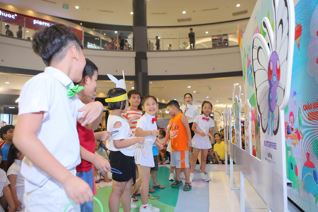 Các bé hào hứng tham gia nhiều trò chơi như Đố vui và nhiều trò chơi vận động khác.