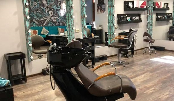 Dù là tạm bợ nhưng trang thiết bị ở đây hiện đại không kém tiệm tóc nào trên thế giới.&nbsp;