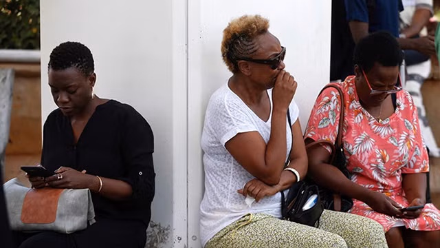 Người thân của các hành khách trên chuyến bay ET 302 chờ đợi thông tin tại sân bay Nairobi, Kenya. Ảnh: Reuters.