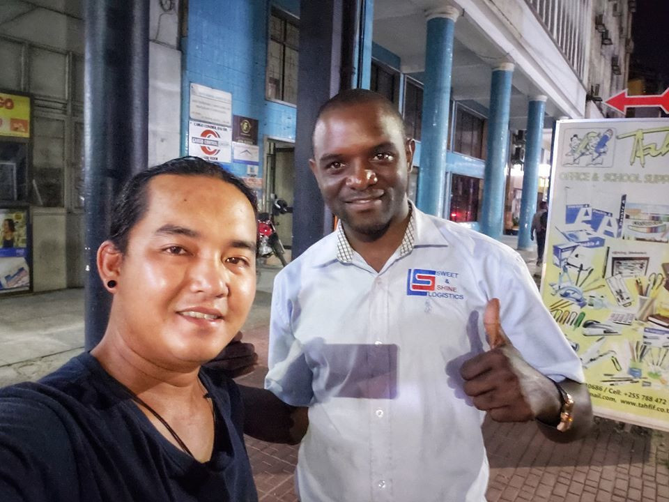 Đi sửa xe thôi nhưng Đăng Khoa đã làm quen được với không ít bạn là người châu Phi.