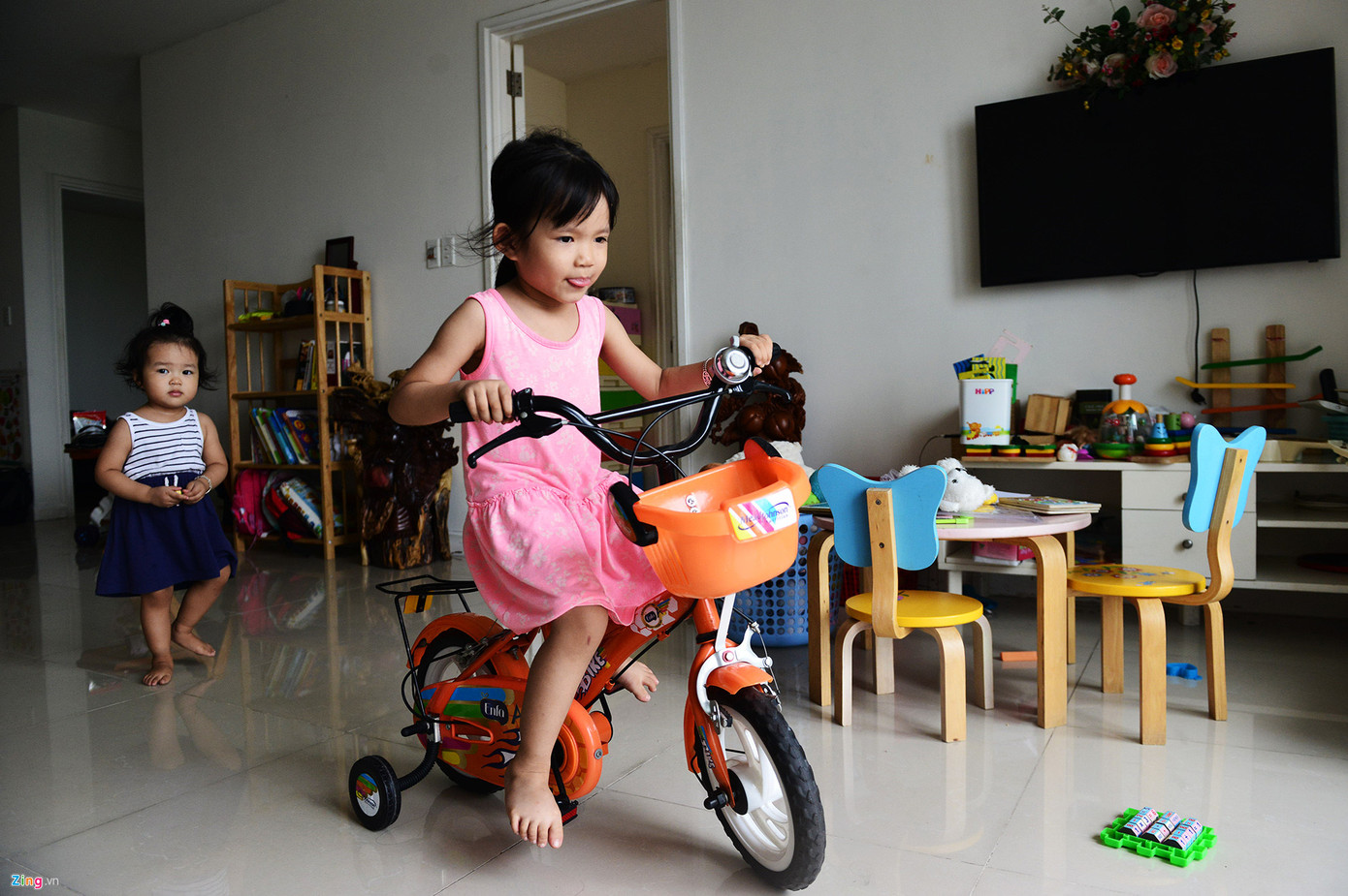 Mặc dù đồ đạc các căn phòng chưa sắp xếp xong nhưng đã có không gian để hai con gái chị Thuận vui chơi sau nhiều tháng rời đi.