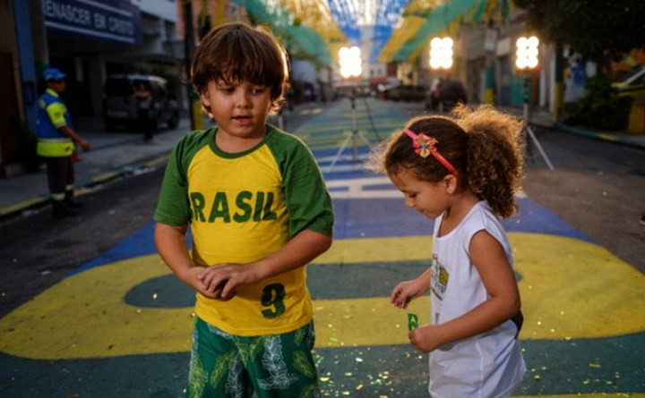 Hai em bé trên một con phố ở Brazil.
