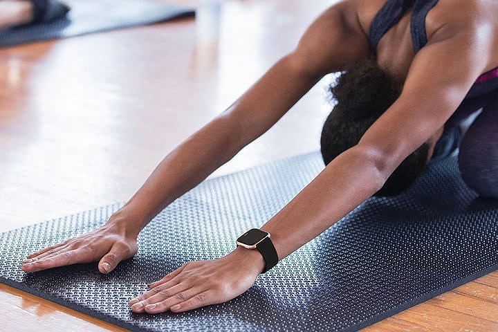 Đồng hồ thông minh Fitbit Versa là người bạn đồng hành hoàn hảo cho người phụ nữ thích bơi lội, nhờ khả năng chịu nước lên tới 50m, ghi lại chính xác thời gian và lượng calo bị đốt cháy.