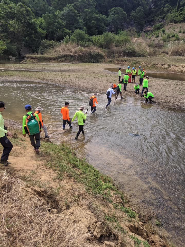 Băng qua dòng suối mát để tiến vào rừng, hướng về hang Hung Ton nằm trên dốc núi