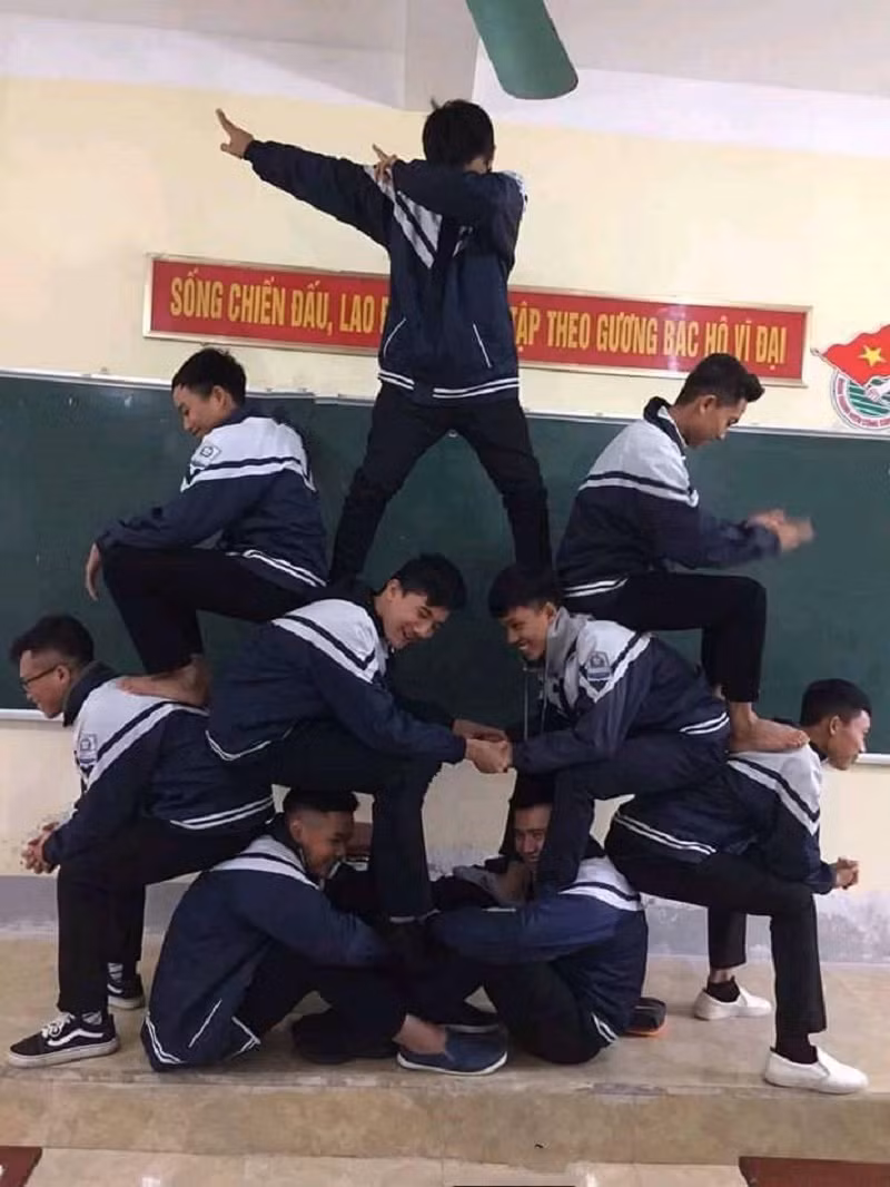 Các nam sinh xếp hình thì "chuẩn không cần chỉnh".