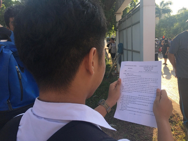 Có thi sinh xem lại đề, kiểm tra tra khả năng làm được bao nhiêu phần trăm. (Ảnh: AT)