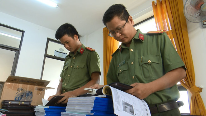 Các tài liệu thu giữ được tại Trung tâm ngoại ngữ. Ảnh: Nguyễn Tú.