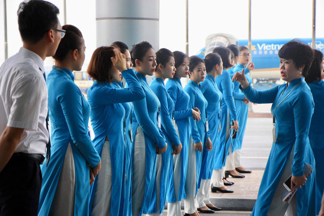 Gần 13h30, các tiếp viên đứng thành hàng chờ đón các cầu thủ Olympic Việt Nam.