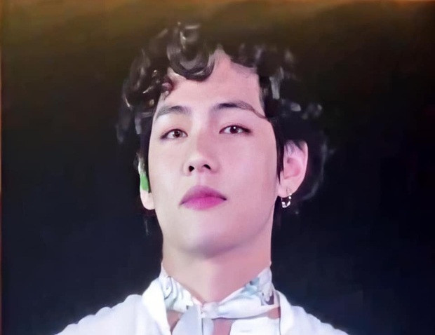 Các fan xôn xao chia sẻ hình ảnh, bàn tán về mái tóc của V nhiều tới nỗi từ khóa “Mái tóc của Kim Tae Hyung” đã leo lên đầu bảng tìm kiếm Naver, Twitter ở Hàn Quốc trong tối ngày 15/12. Phần mái vừa uốn xoăn vừa ép vào sát trán khiến V nhìn càng lạ lùng hơn.