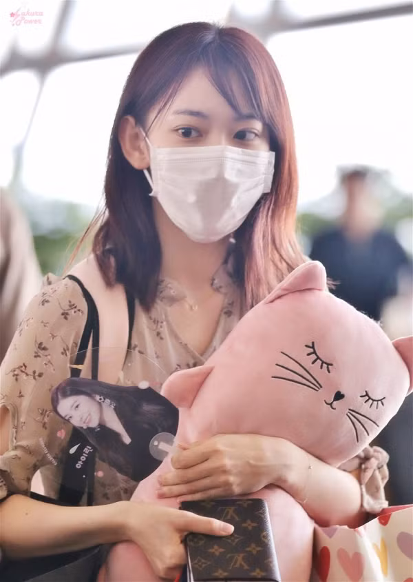 Thậm chí còn đặt chiếc quạt tay ở ngay đầu giường mình nằm và “mang" Irene đi khắp nơi.